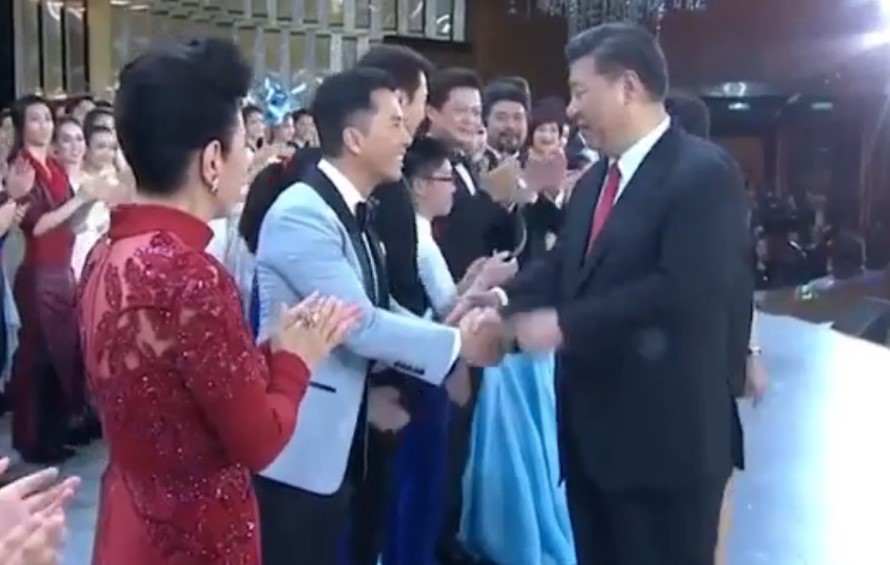 시진핑 주석과 악수하는 자신의 모습을 전쯔단은 자신의 SNS에 올렸다. (출처: 전쯔단 페이스북 갈무리)