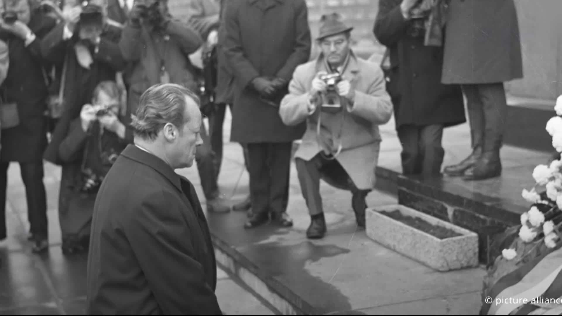 빌리 브란트 서독 총리의  바르샤바 ‘유대인 추념비’ 앞 사과 (1970년 12월 7일)
