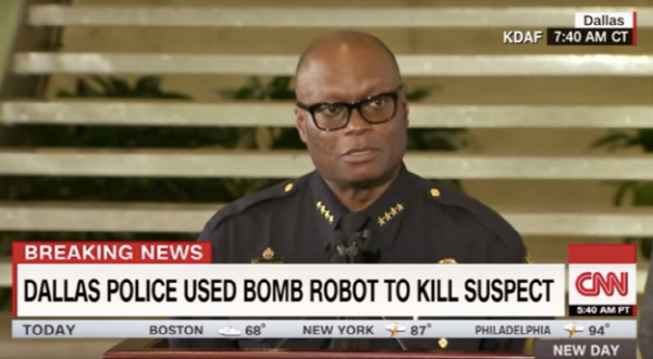 2016년 7월 달라스 경찰 ‘폭탄 로봇 사용’ 관련 기자회견 (사진:CNN 화면 캡처) 