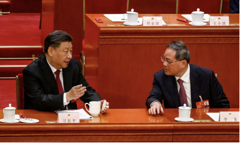 시진핑 주석(왼쪽)과 리창 총리가 10일 전인대 회의에서 이야기를 나누고 있다. (사진: 연합뉴스)