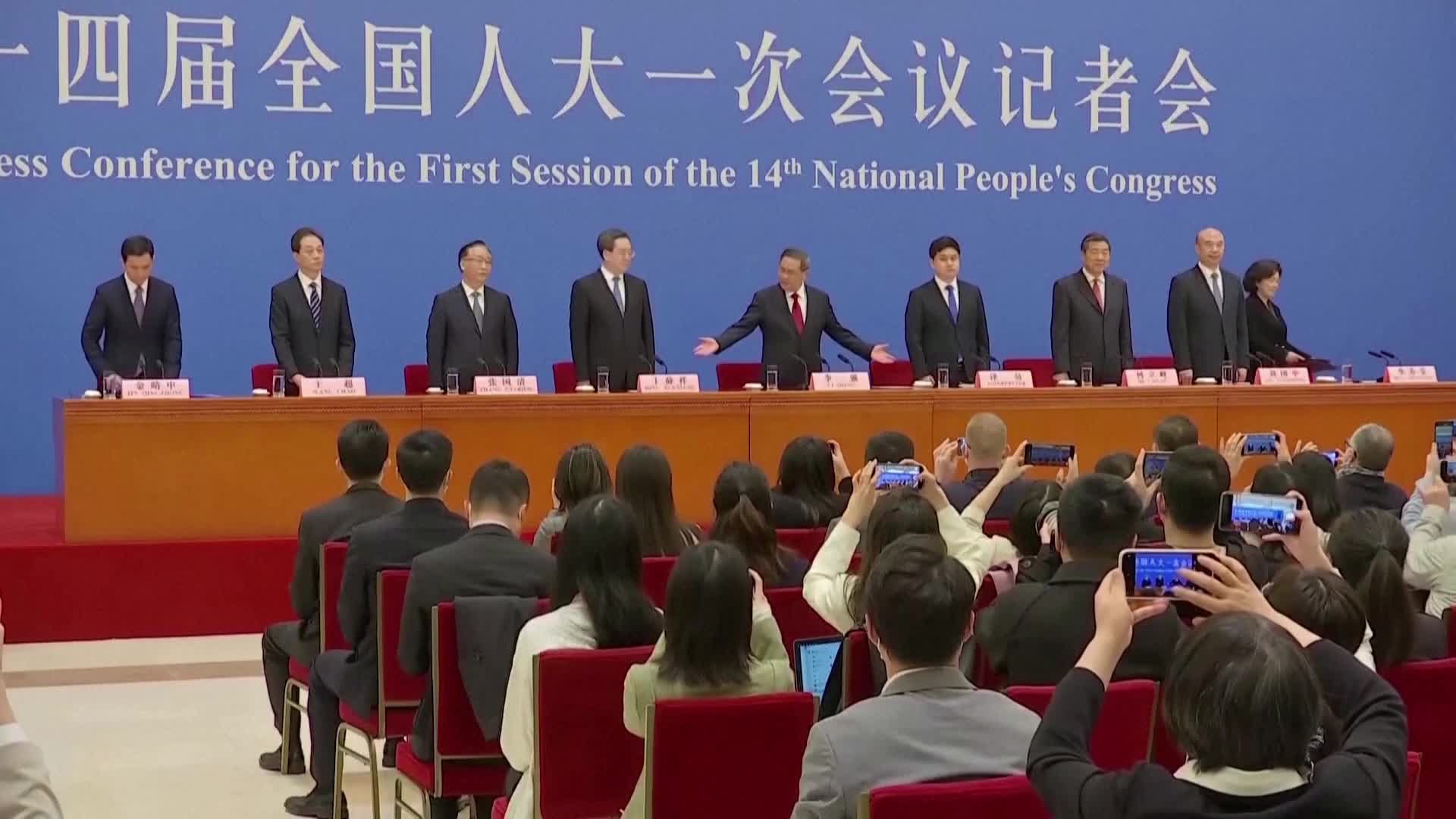 중국 리창 신임 총리(가운데)가 13일 전인대 폐막식 직후 열린 내외신 기자회견에서 양손을 들어 자리에 착석하라고 권유하고 있다.(사진: 로이터TV 캡처)