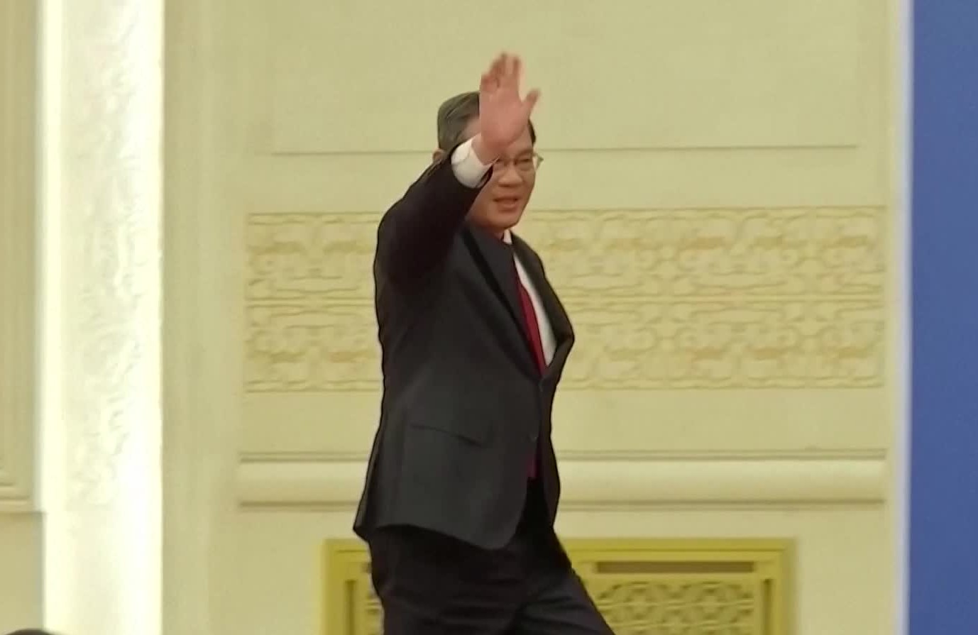 리창 총리는 13일 취임 뒤 첫 내외신 기자회견장에 입장할 때 손을 흔들며 비교적 여유 있는 모습을 보였다. (사진: 로이터TV 캡처)