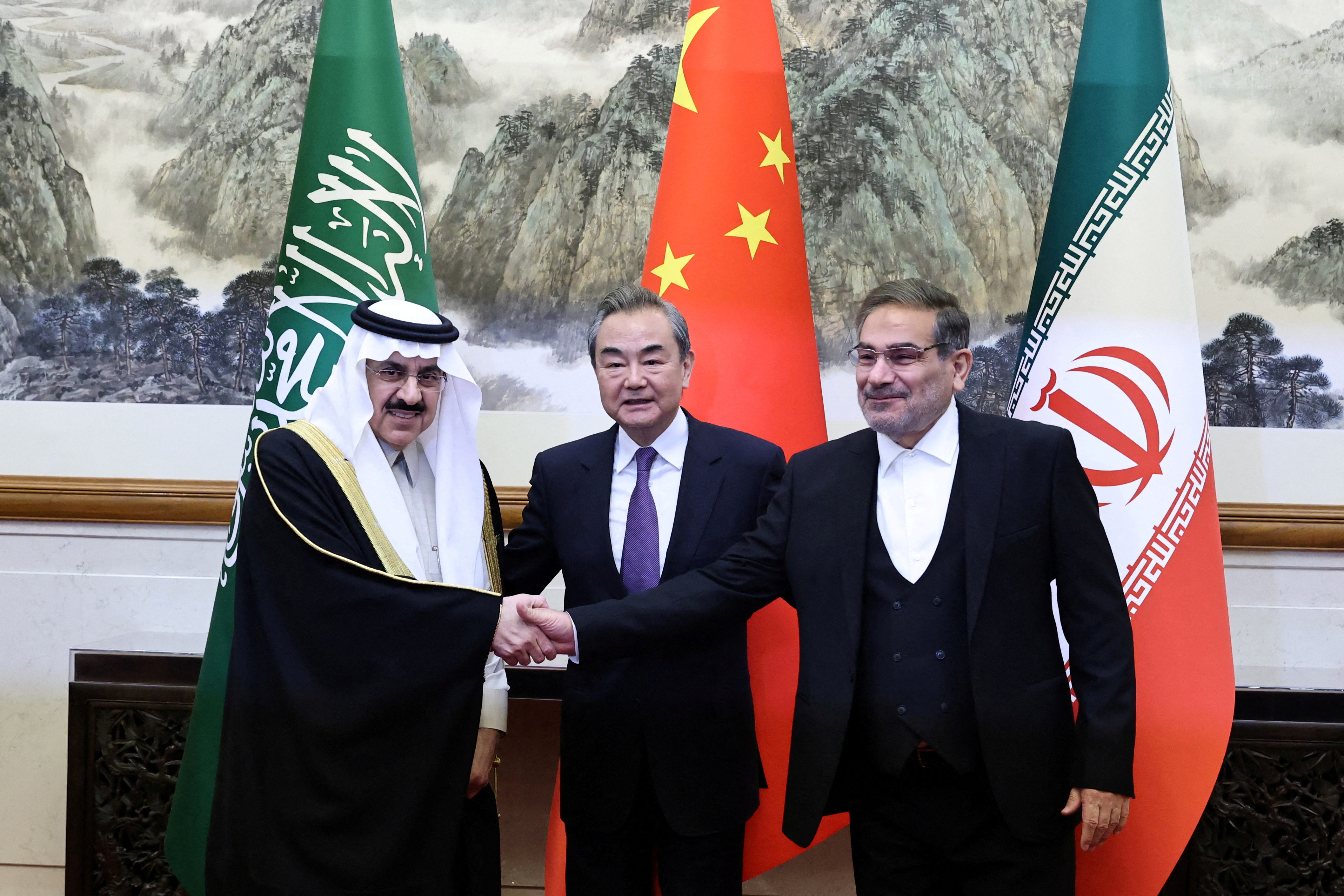 (왼쪽부터)무사드 빈 무함마드 알아이반 사우디 국가안보보좌관, 왕이 중국 공산당 중앙정치국 위원, 알리 샴카니 이란 최고국가안보회의 의장(3월 10일 , 중국 베이징)