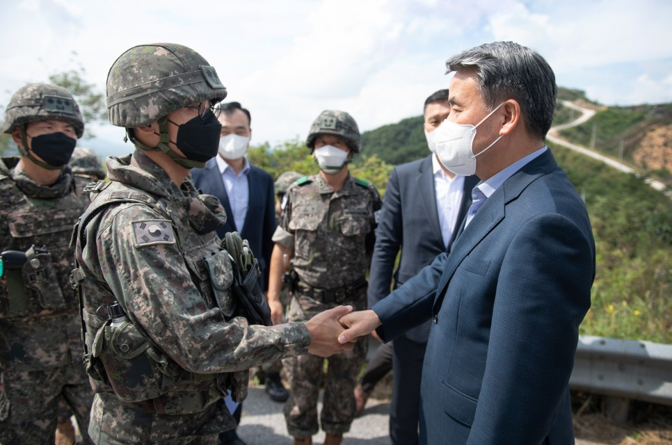 지난해 육군 3사단 GOP 부대를 찾아 장병을 격려하는 이종섭 국방부 장관（국방부 제공）