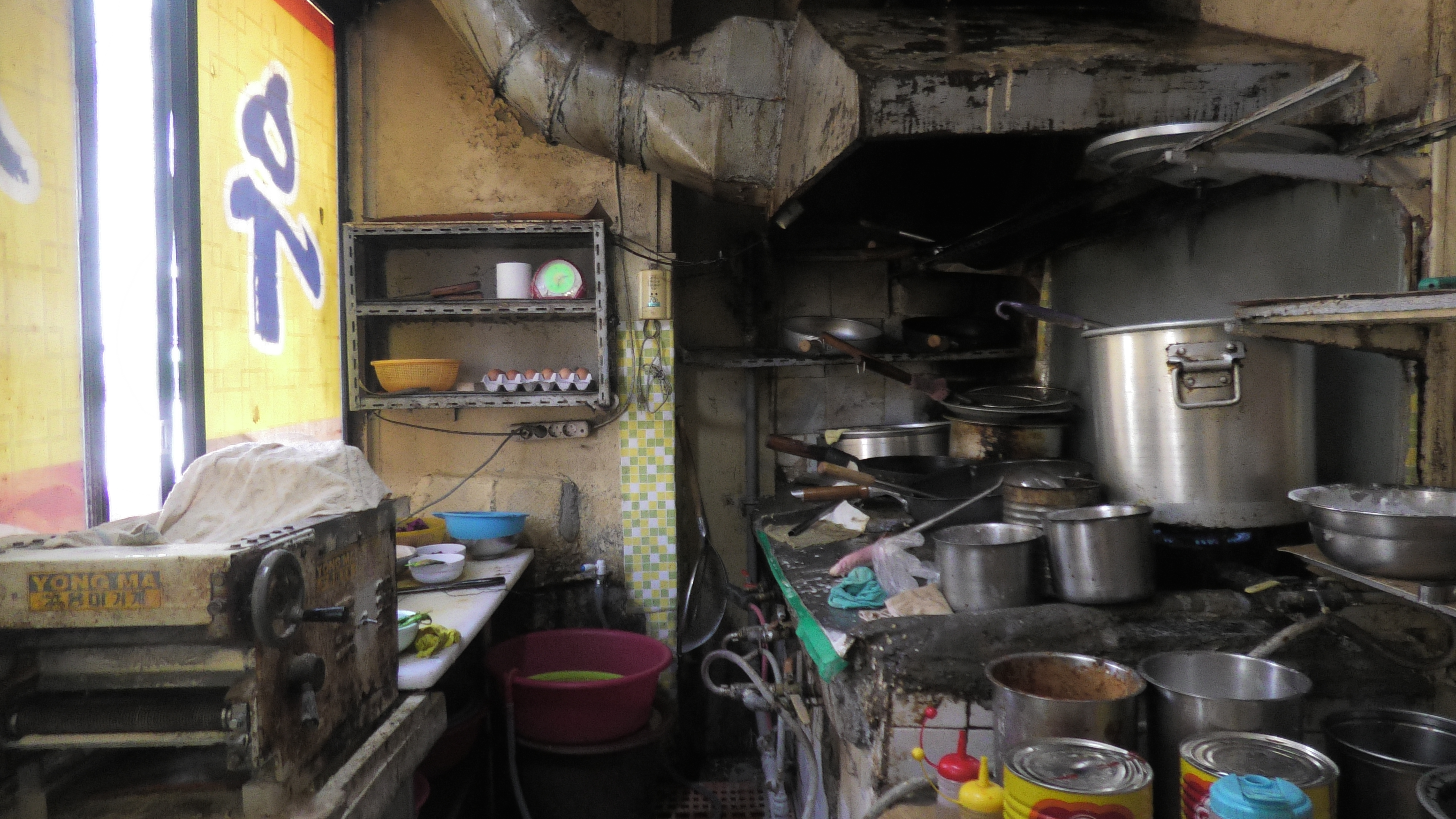 부산 북구의 한 중국집 내부. 씻지 않은 냄비와 프라이팬 등 조리 도구가 방치되고 있다.