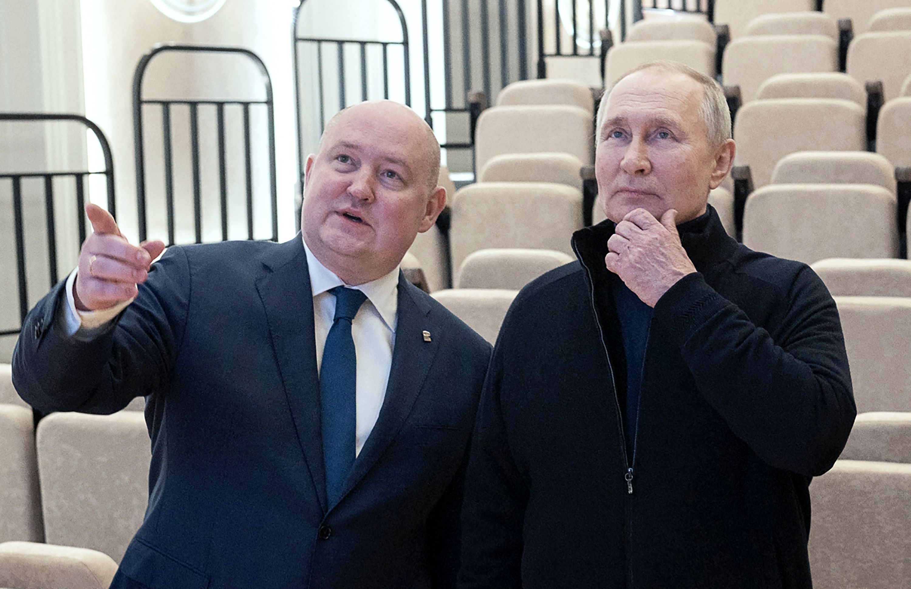 3월 18일 크림 최대 도시 세바스토폴을 방문한 푸틴 러시아 대통령(오른쪽)