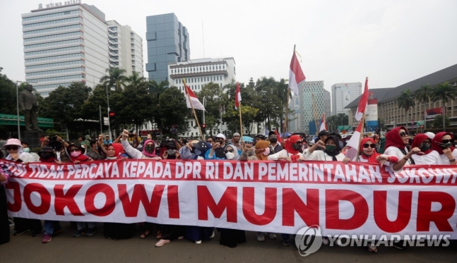 대학생들이 3선 개헌 반대 시위를 벌이고 있다. 인도네시아 자카르타 (사진 연합 AP)