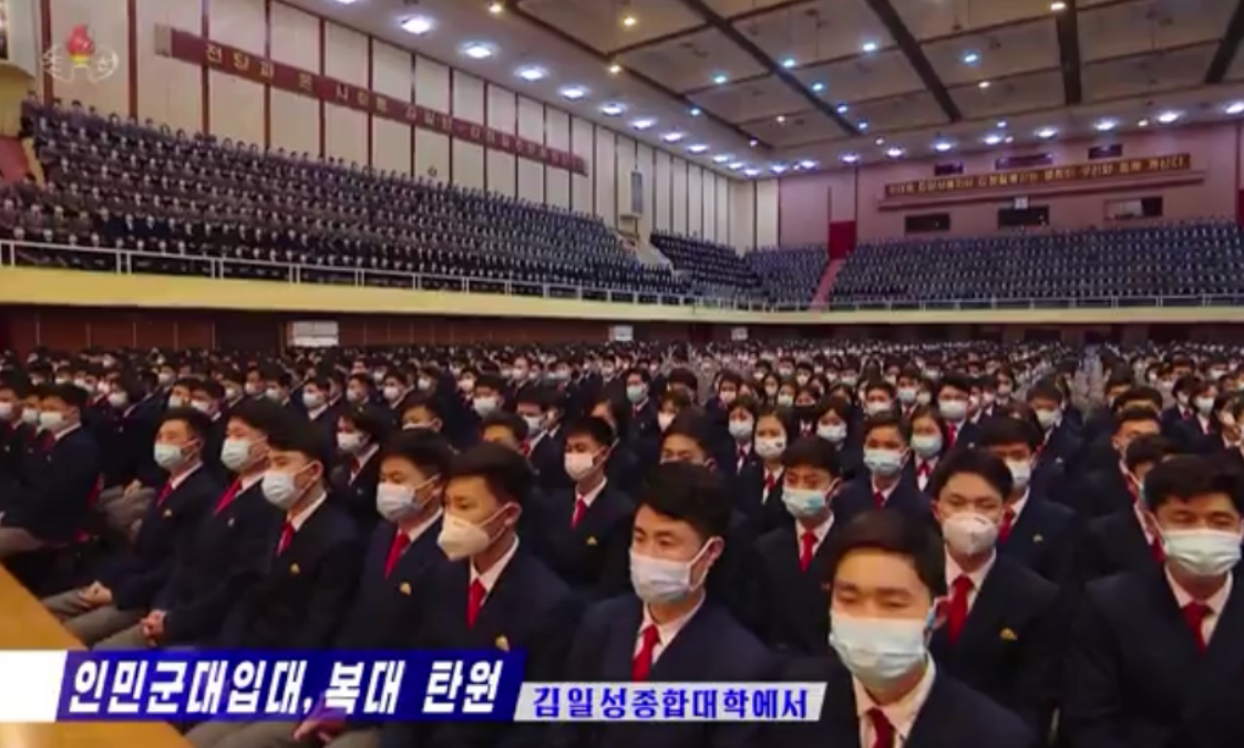 인민군 입대와 복대를 탄원하는 결의 대회에 참석한 김일성 종합 대학 학생들(출처: 조선중앙TV)
