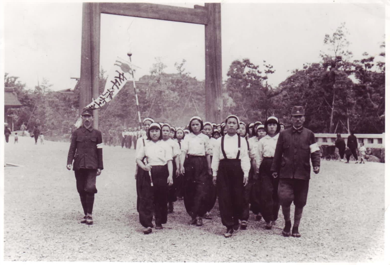 1944년 일본 나고야 미쓰비시중공업 제4기숙사. 강제동원된 학생들이 행진하고 있다. (출처:일제강제동원시민모임)