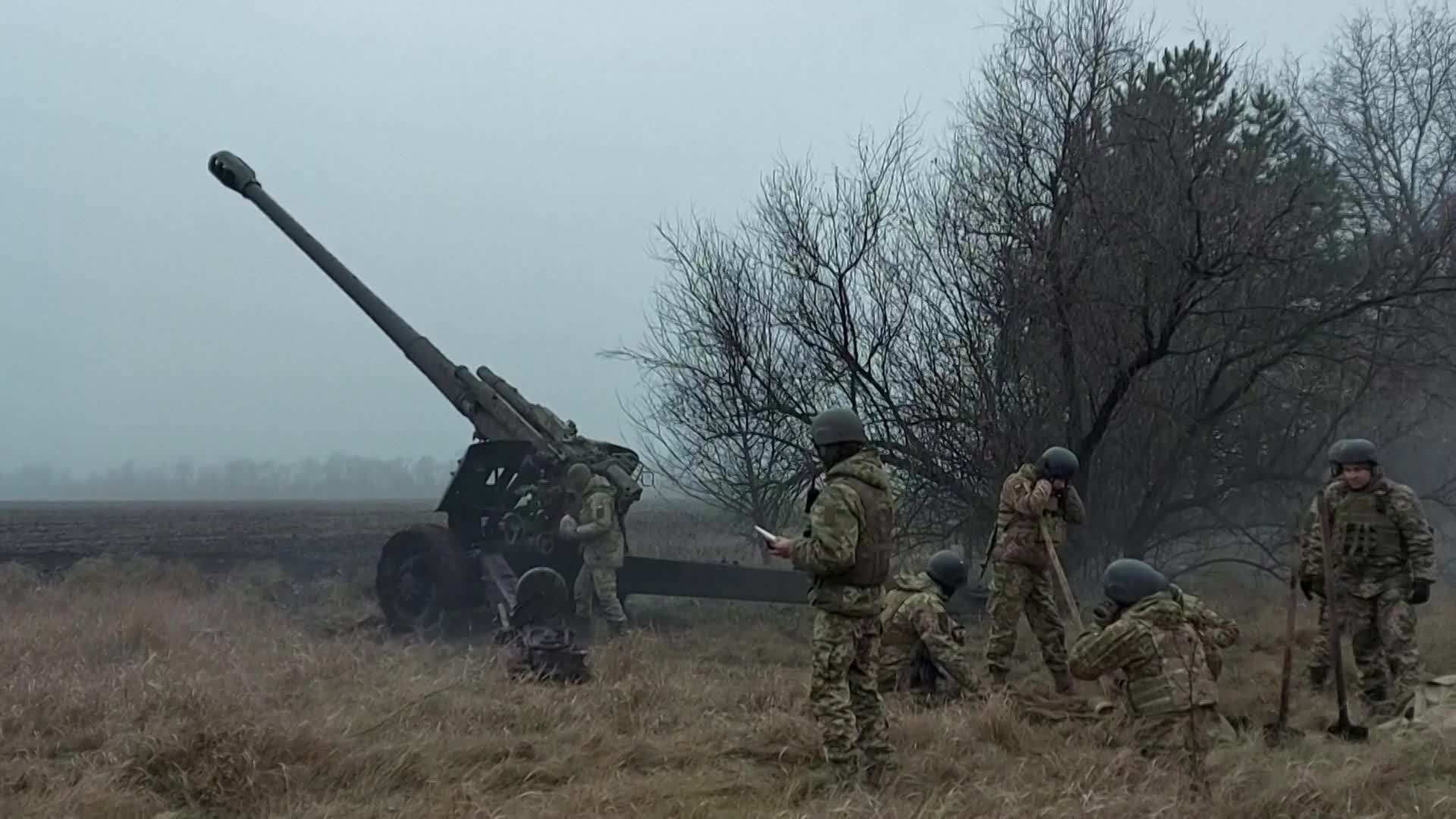 우크라이나 병사들이 곡사포를 쏘고 있는 모습