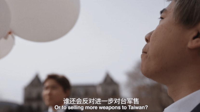 보좌관이 중국의 정찰 풍선으로 보이는 하얀색 풍선을 바라보고 있다. (출처: 신화사)