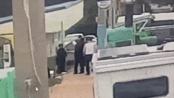 무전취식과 폭행 등의 혐의로 구속된 60대 남성이 제주시의 한 식당가에서 몸싸움을 하는 모습(제주동부경찰서 제공)