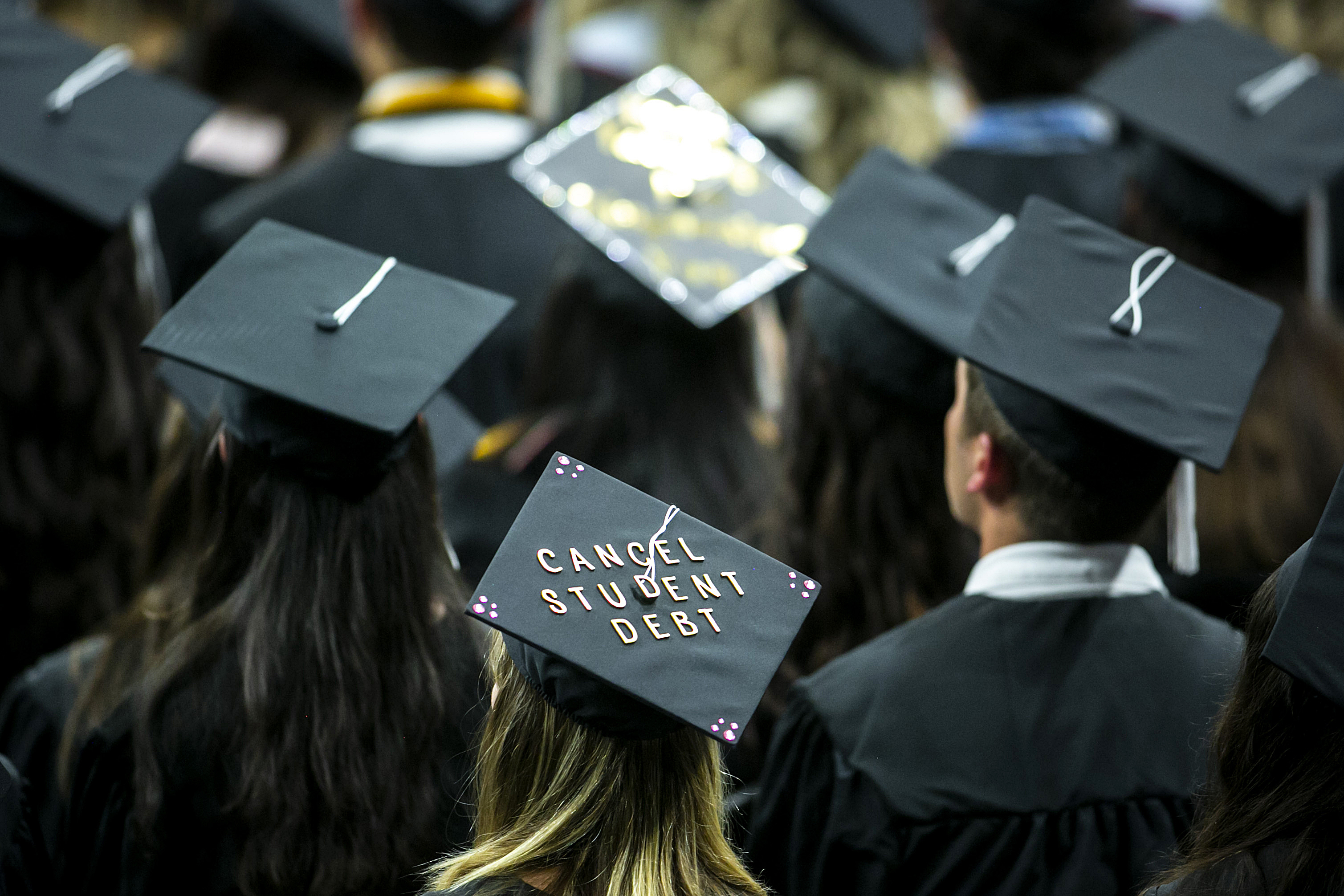 미국 아이오와 대학교 졸업식에서 한 학생이 ‘학자금 부채 탕감’이라고 적힌 학사모를 쓰고 있다. (출처:AP)