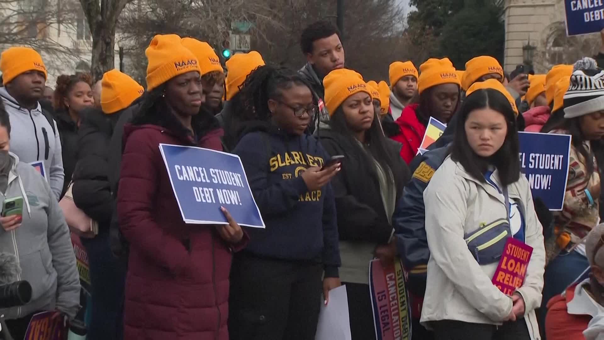 미국 연방 대법원 앞에서 대학생들이 ‘학자금 대출 탕감’을 주장하며 시위를 벌이고 있다.