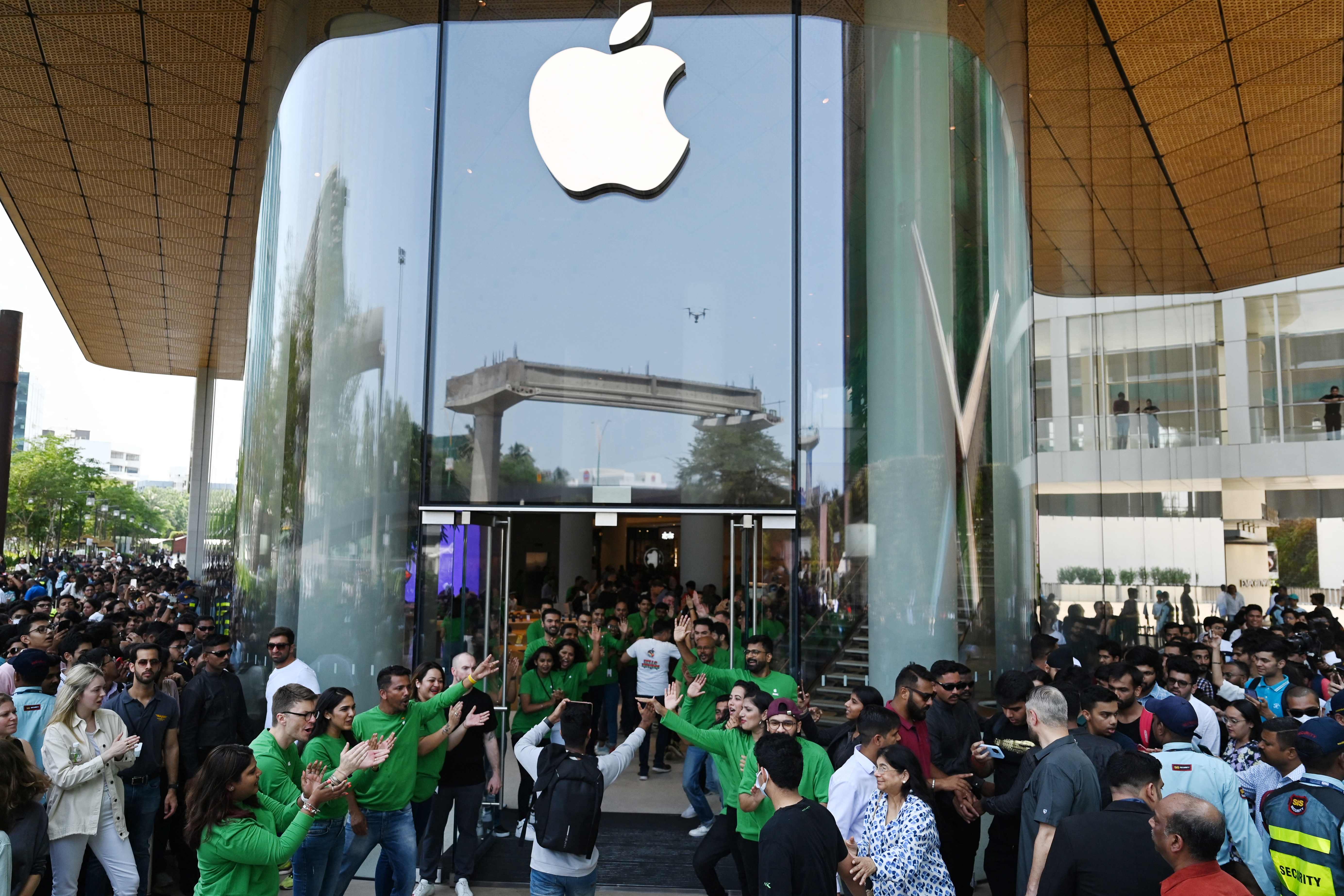 지난 18일(현지 시각) 인도 뭄바이에 첫 ‘애플 스토어’가 개장했다. (AFP)
