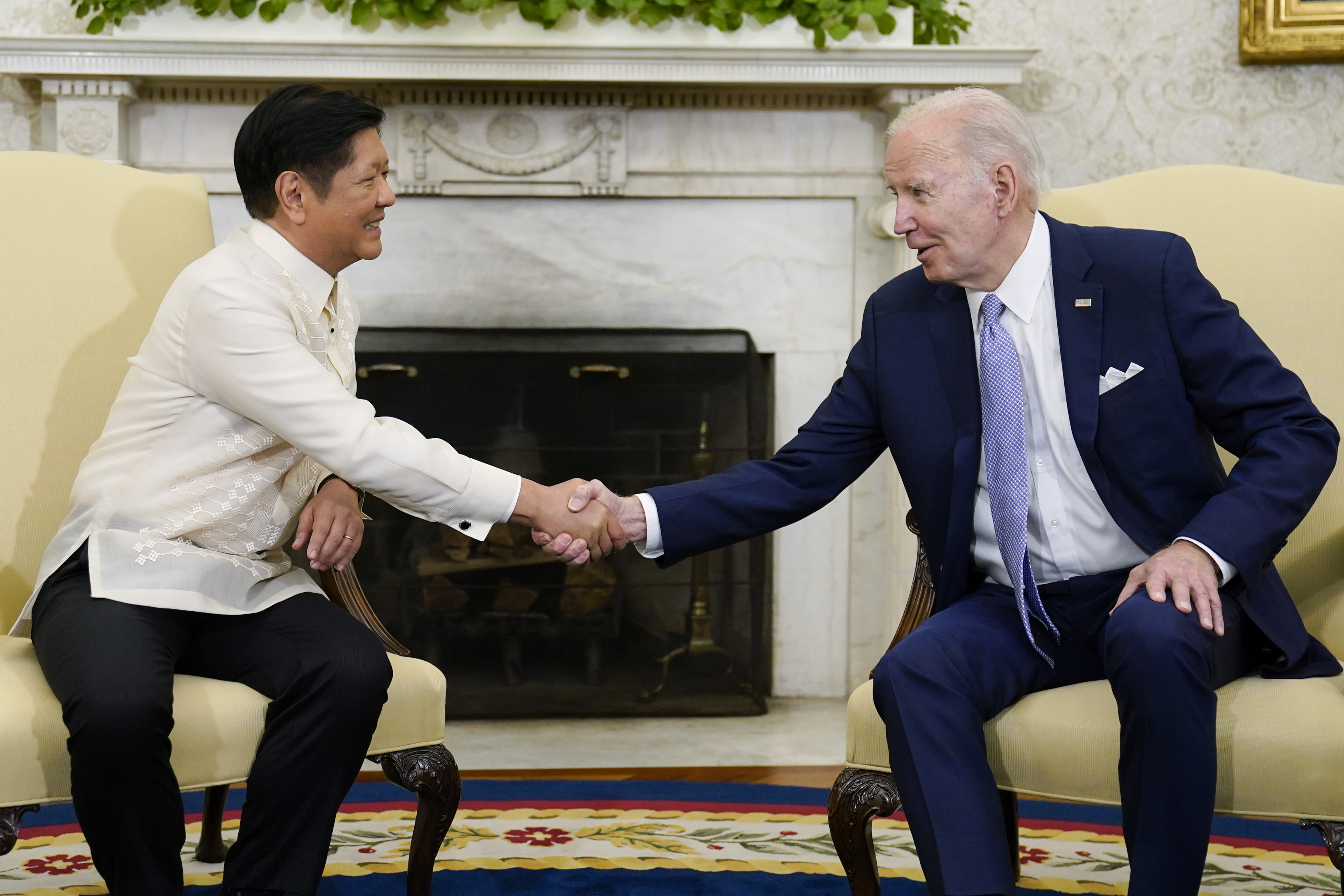 조 바이든 대통령이 2023년 5월 1일 미국 워싱턴 백악관 집무실에서 페르디난드 마르코스 필리핀 대통령과 만나 악수하고 있다. (AP)