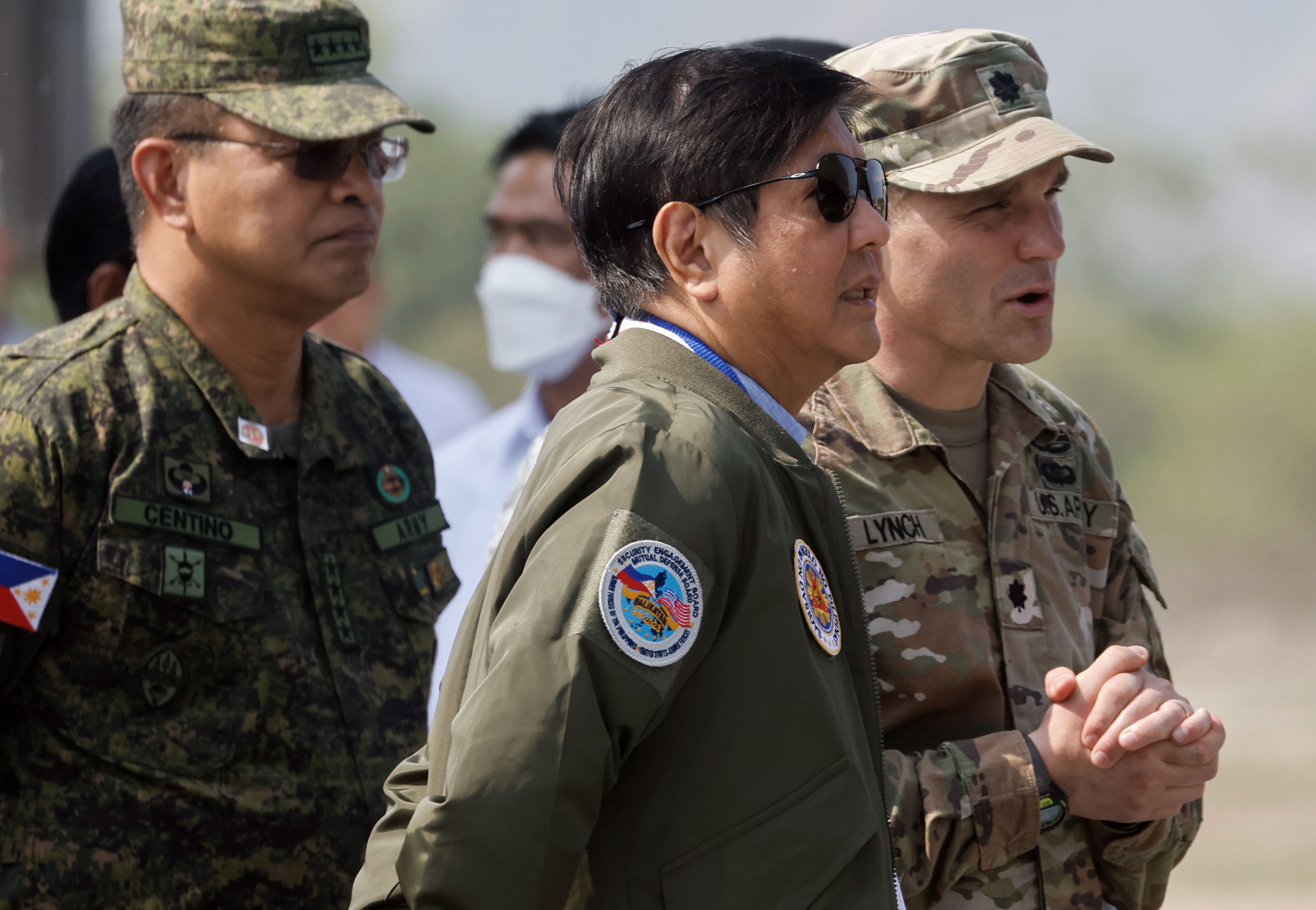 지난달 26일 미국과 필리핀의 합동 군사 훈련을 참관하는 마르코스 주니어 필리핀 대통령(가운데)