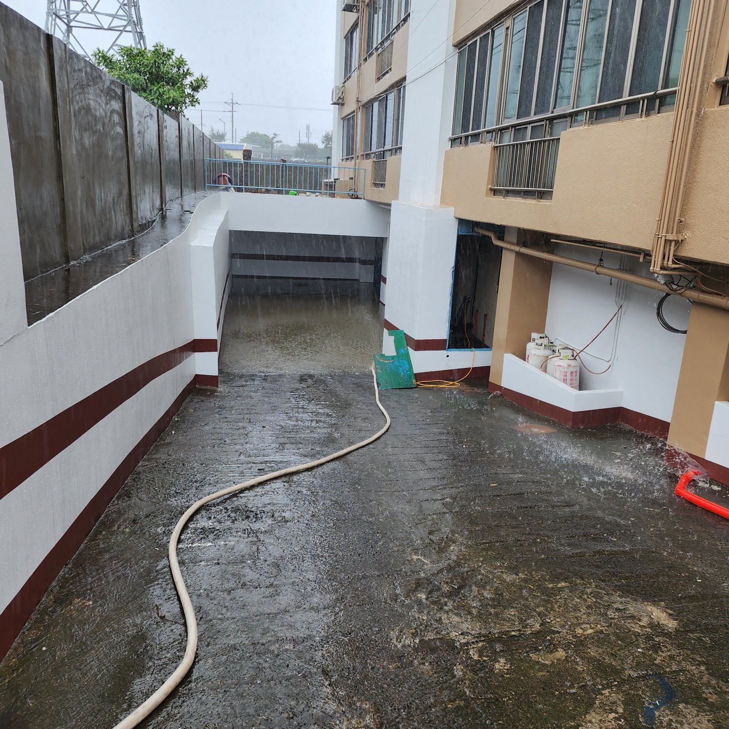 4일 오후 2시 25분쯤 서귀포시 대정읍 하모리의 한 건물 지하가 침수돼, 소방당국이 출동해 배수 작업을 하고 있다. 제주도소방안전본부 제공
