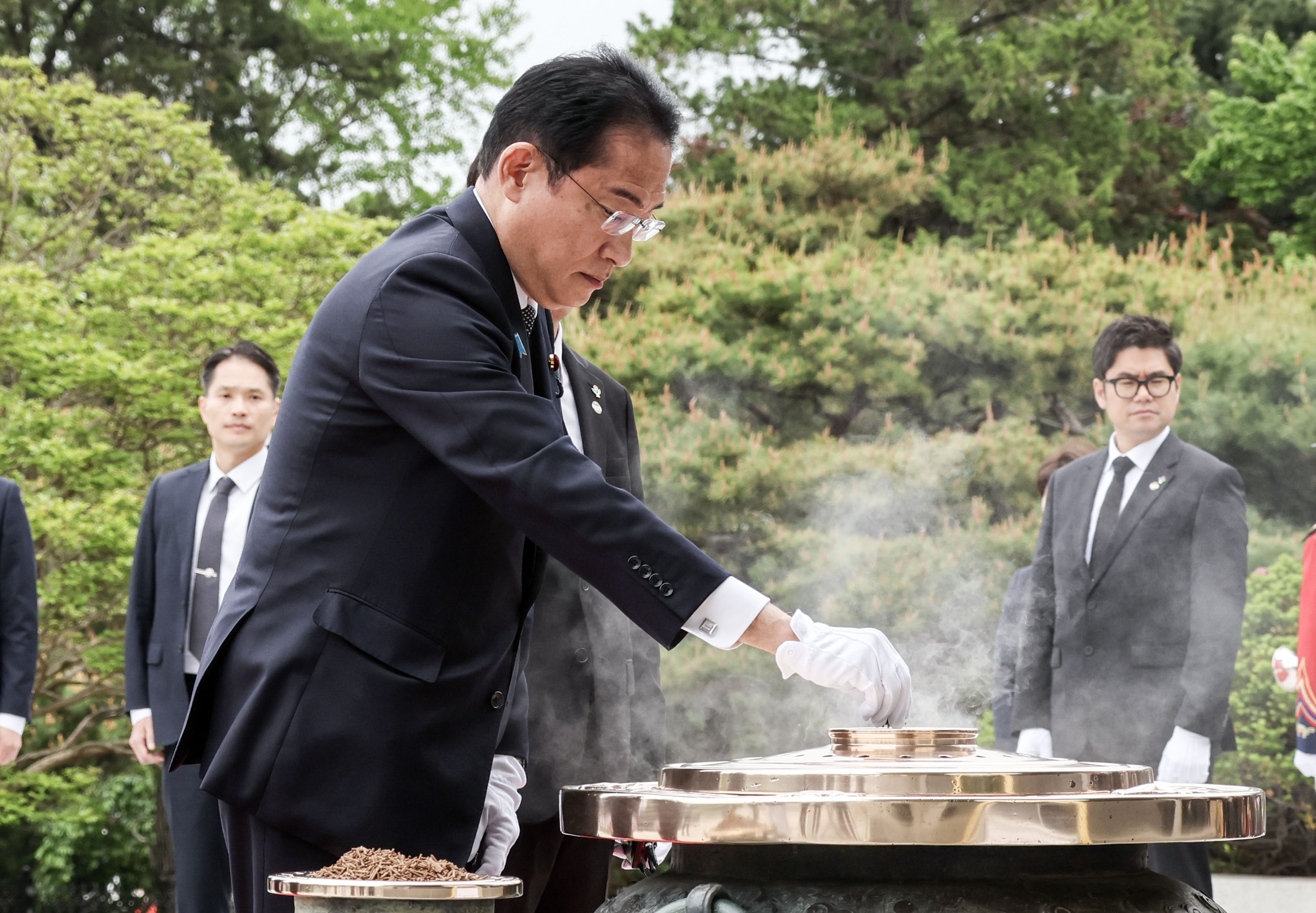 기시다 후미오 일본 총리 내외가 7일 오후 서울 동작구 국립현충원 현충탑을 찾아 참배하는 모습. 일본 현직 총리의 현충원 방문은 12년 만이다.