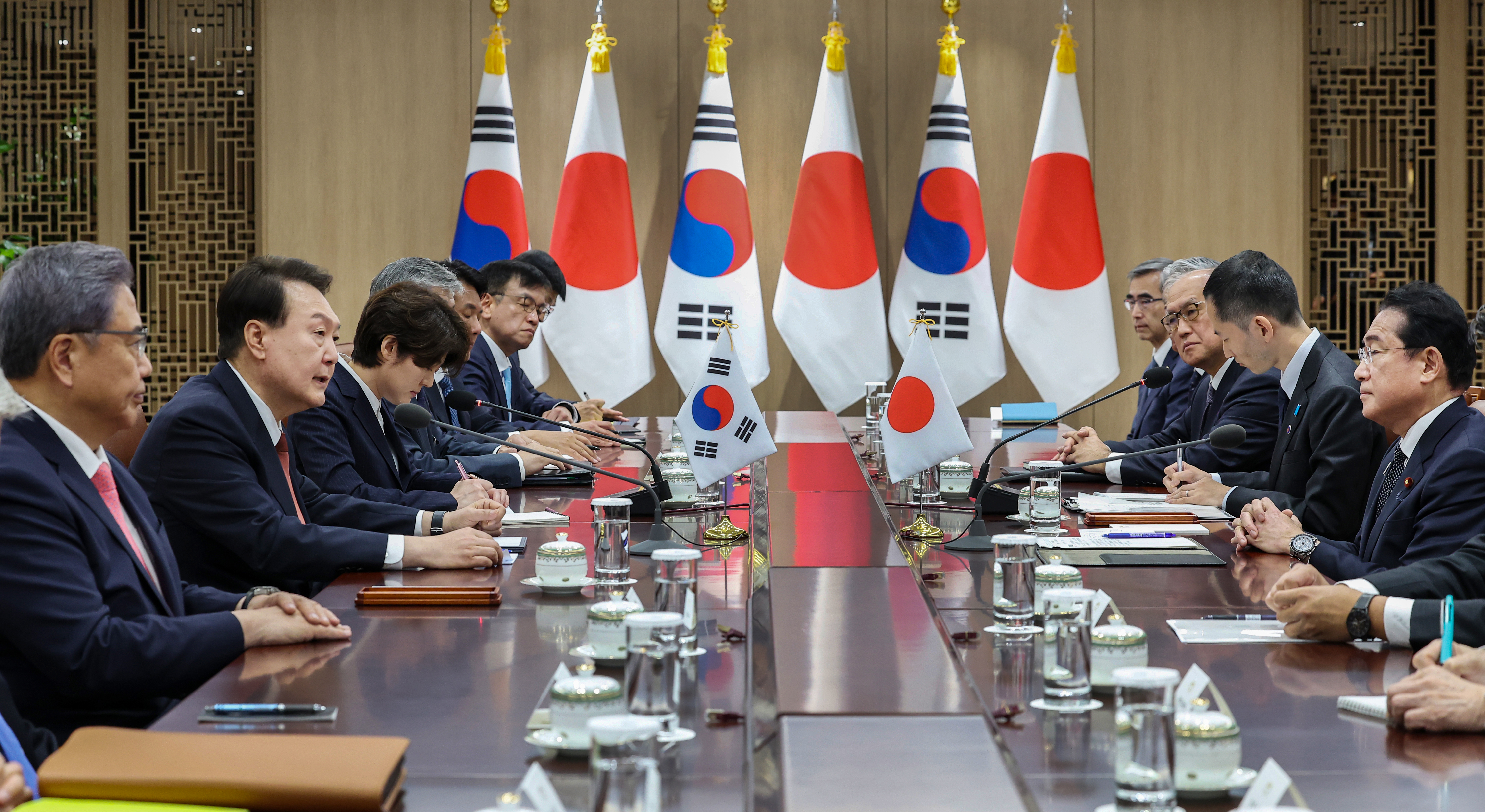 소인수회담에 이어 열린 확대 정상회담에서 윤석열 대통령이 발언하고 있다.