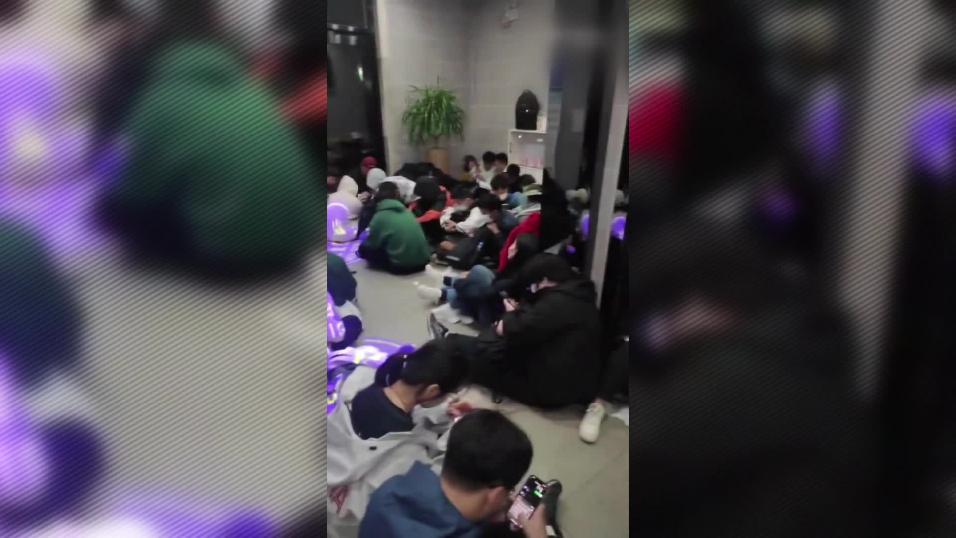 Viajeros durmiendo en un baño el Día del Trabajo, Huangshan, provincia de Anhui, China (comunidad en línea)