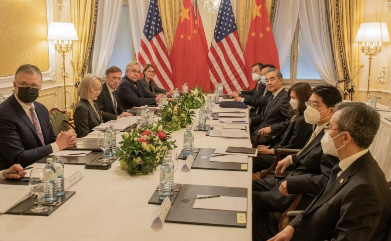 현지 시각 10일 오스트리아 빈에서 제이크 설리번 미 백악관 국가안보보좌관(왼쪽 끝에서 세번째)과 왕이 중국 공산당 중앙정치국 위원(오른쪽 끝에서 네번째)이 회담했다.(사진: 신화사 통신)