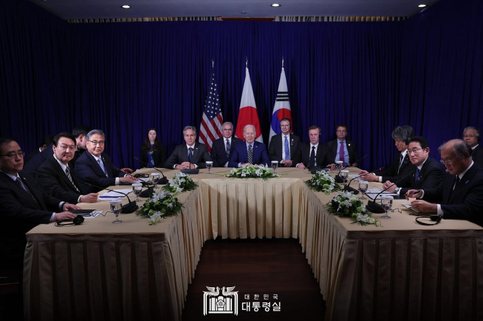 히로시마 G7 정상회의 기간 한미일 정상회의도 열릴 예정이다. 사진은 지난해 11월 캄보디아 프놈에서 열린 한미일 정상회의(사진:대통령실)