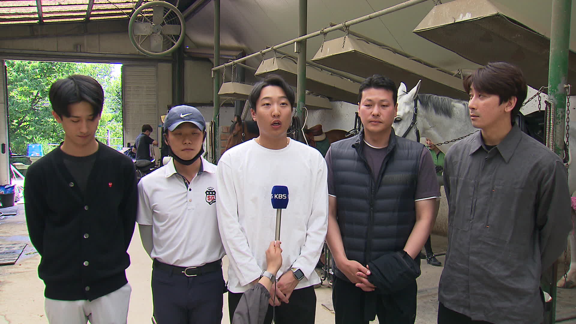 KBS와 인터뷰 중인 승마 선수들 (왼쪽부터 김혁, 김치수, 허정훈, 임성노, 남동헌 선수)