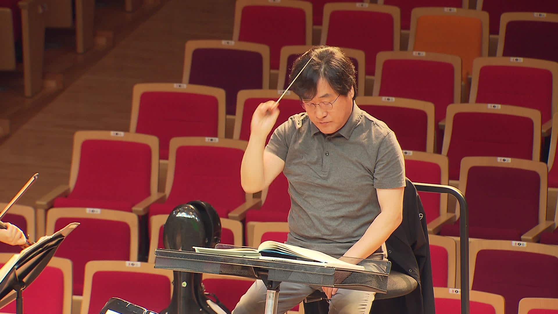 오늘(17일) 공연 리허설 중인 부천필하모닉오케스트라의 장윤성 상임 지휘자.