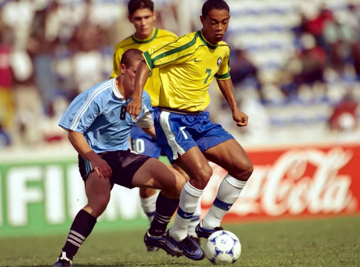 브라질의 호나우지뉴는 1999년 대회에 참가했다.