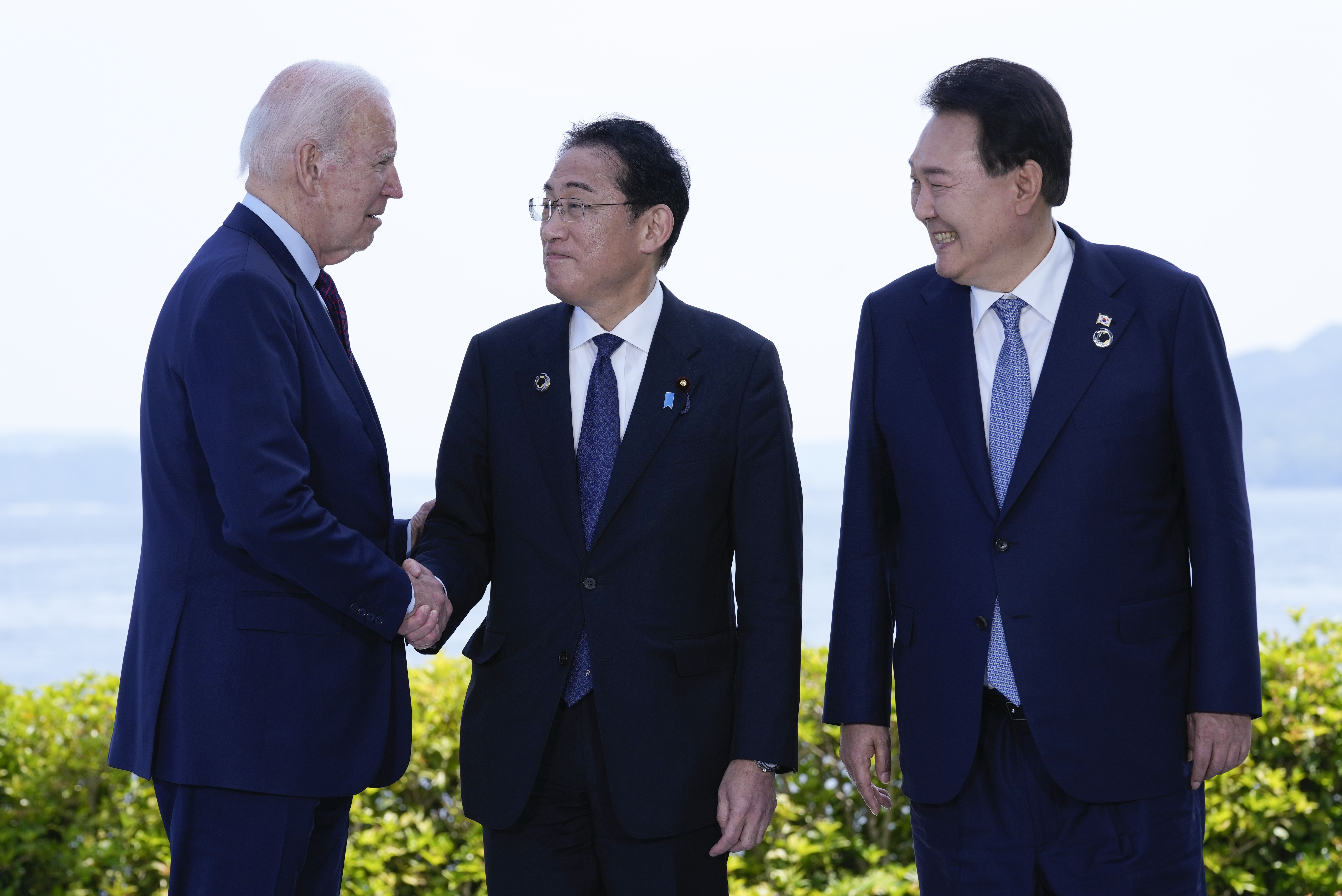 지난 21일 G7 정상회의가 열리는 일본 히로시마에서 한미일 3국 정상이 6개월 만에 대면했다.