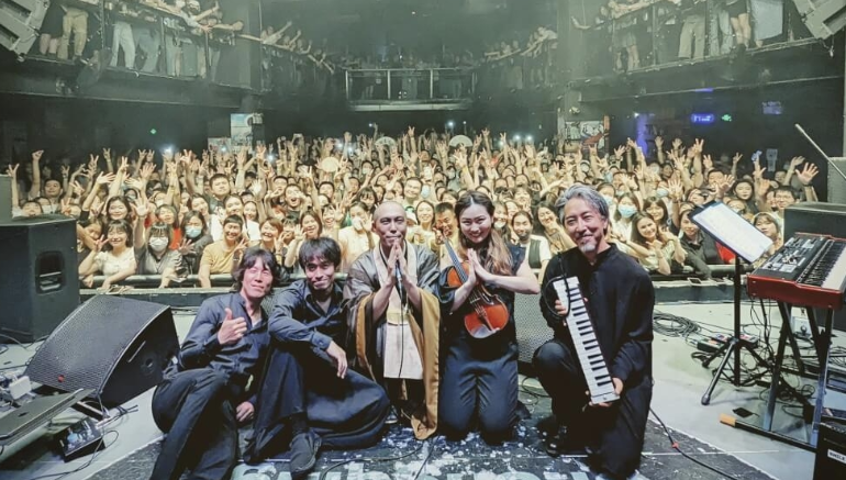 일본인 승려 음악가인 야쿠시지 칸호(앞줄 가운데)의 중국 순회 공연이 중단됐다. 사진은 충칭 공연 장면(사진: 야쿠시지 칸호 트위터) 