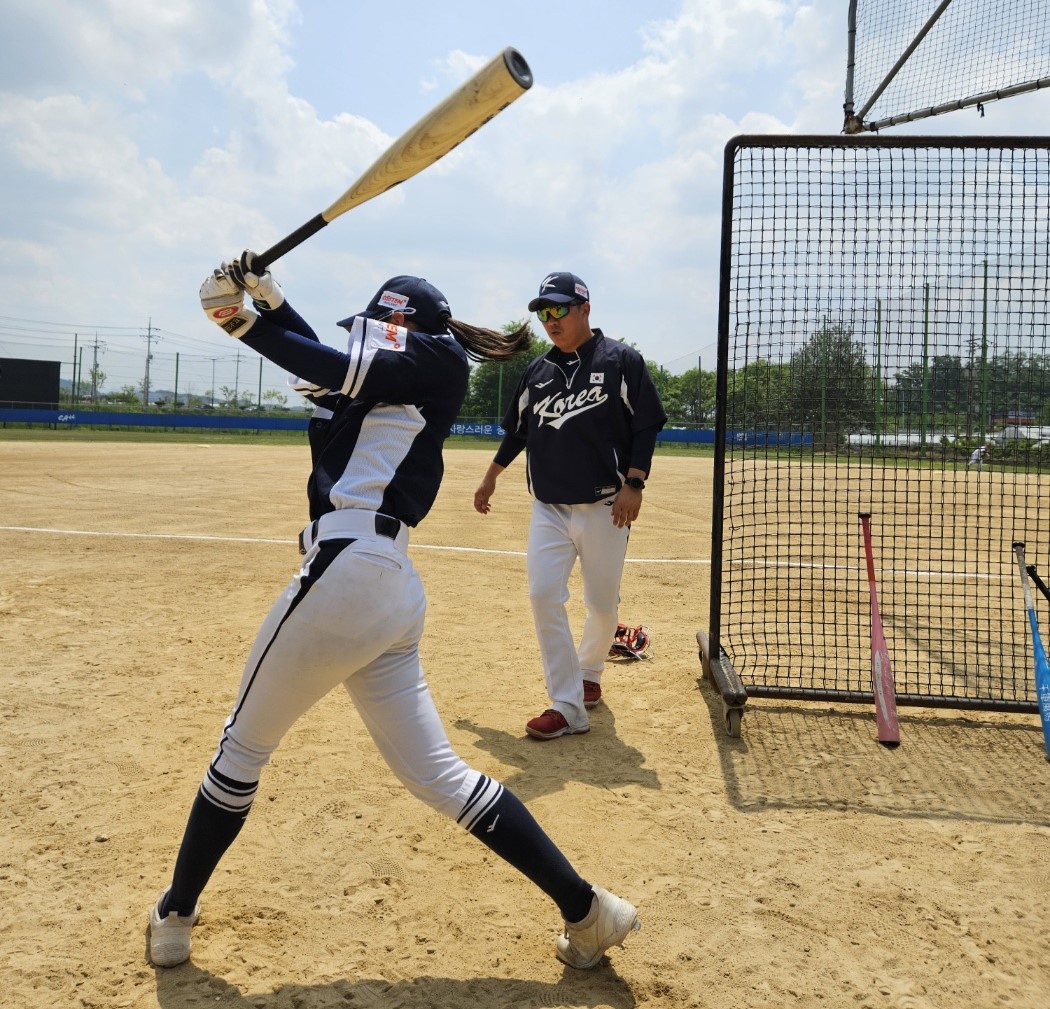 女子野球チーム打撃担当のチョン・グヌ監督