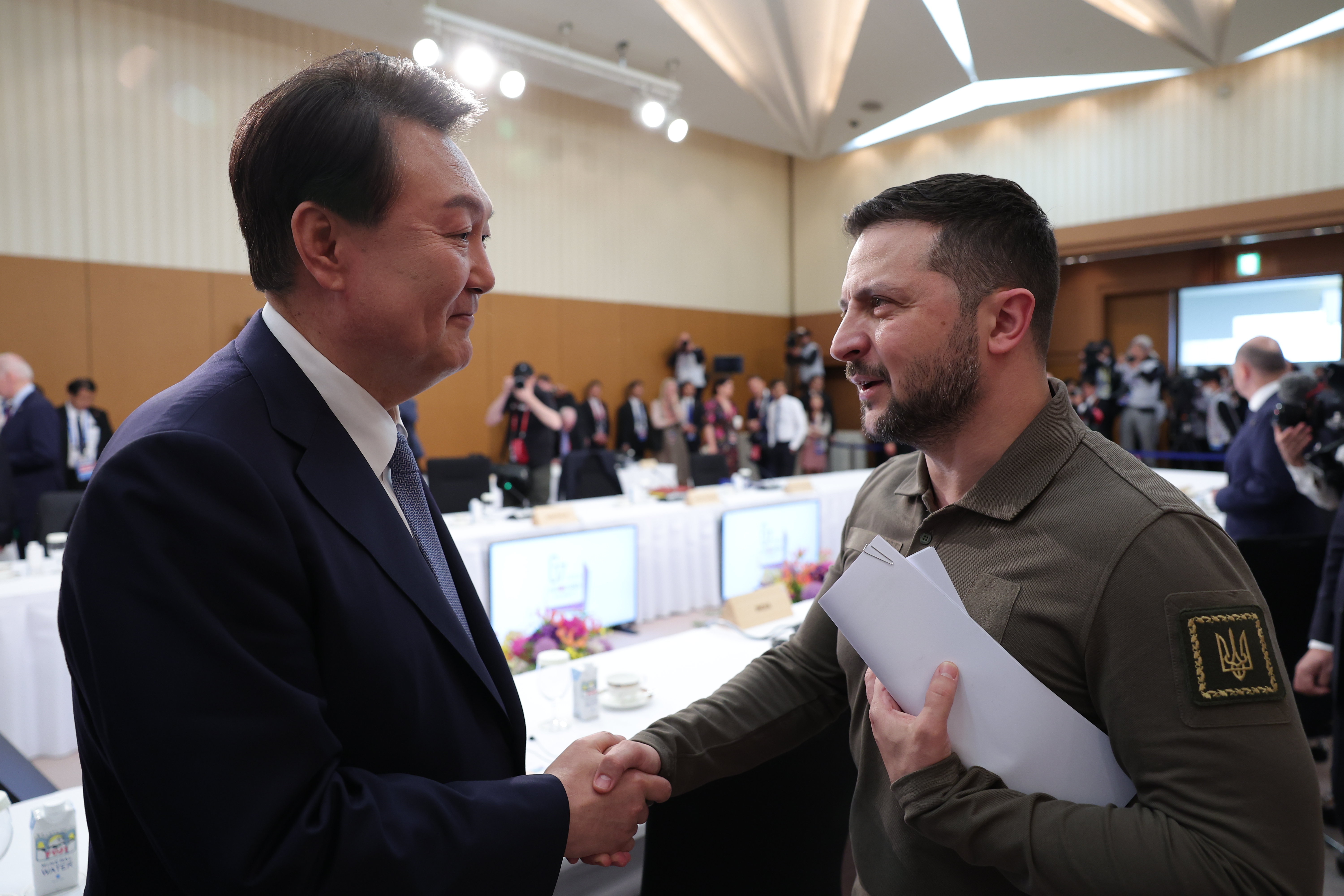 G7 히로시마 정상회의에서 만난 윤석열 대통령과 젤렌스키 우크라이나 대통령