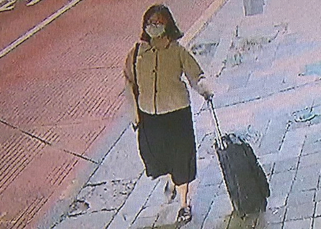 또래 여성을 살해한 정유정이 시신을 유기하기에 앞서 지난달 26일 여행용 가방을 챙겨 자신의 집을 나서는 모습.