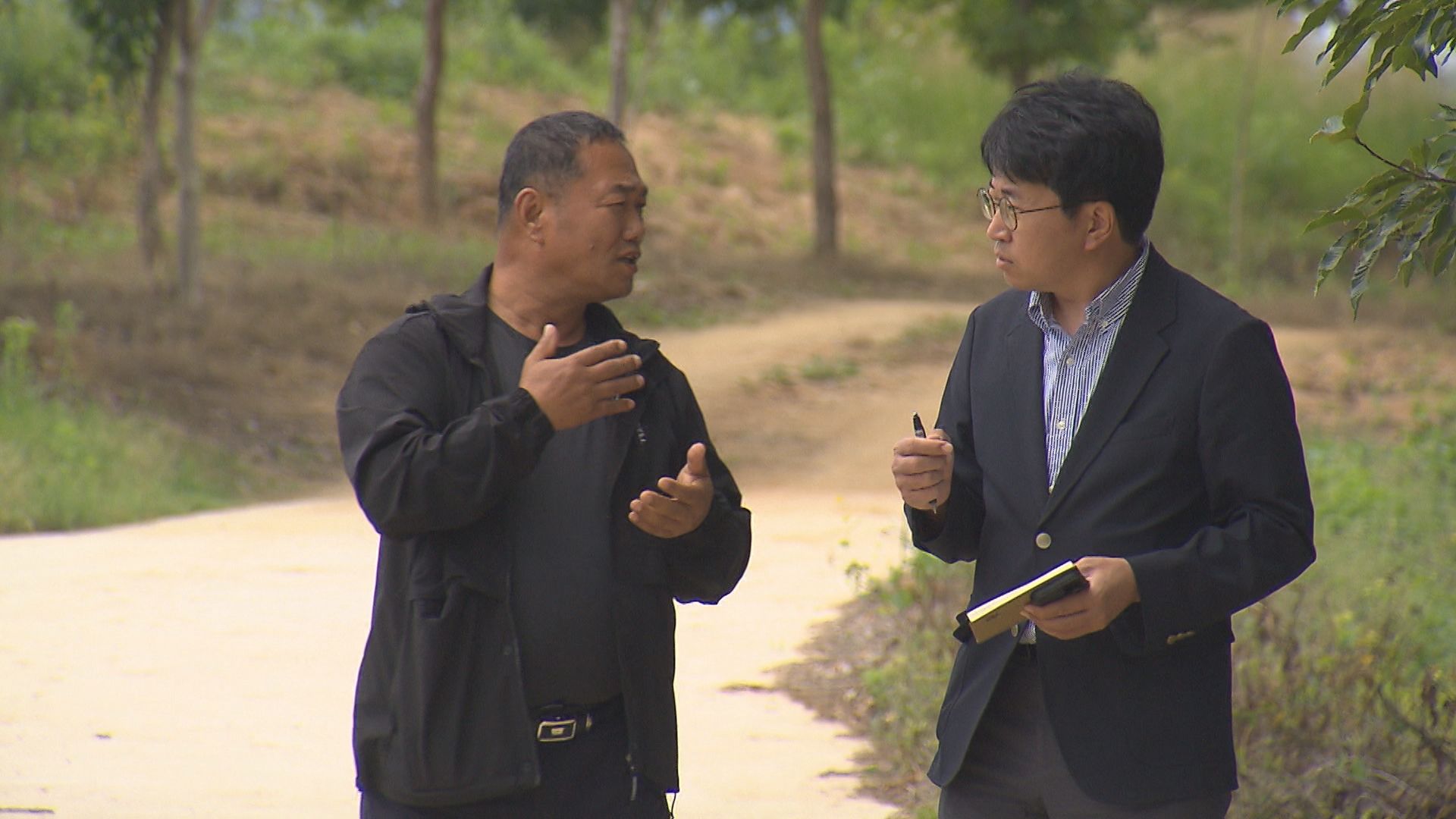 강태윤 해경 72정 유가족협의회장(왼쪽)이 기자에게 설명하는 모습