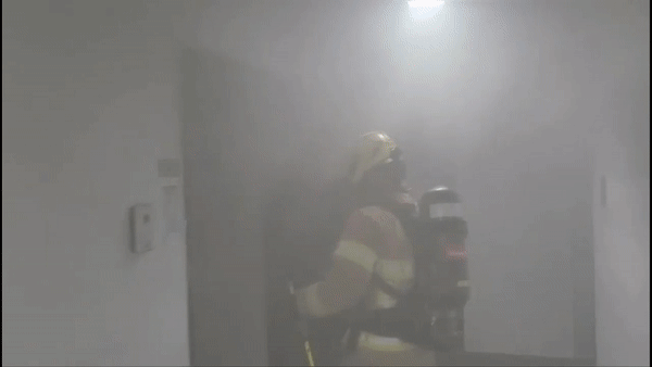 21일 아침 제주도 서귀포시 서귀동의 한 오피스텔에서 발생한 화재 현장(서귀포소방서 제공)
