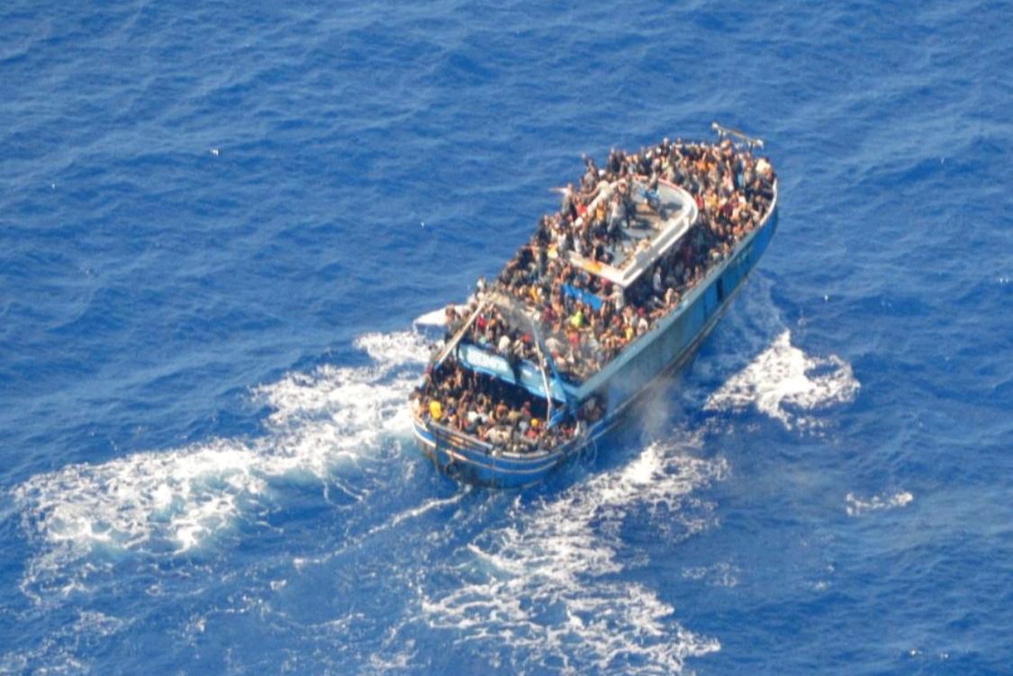 14일(현지 시각) 그리스 앞바다에서 침몰한 난민선이 가라앉기 전 모습.
