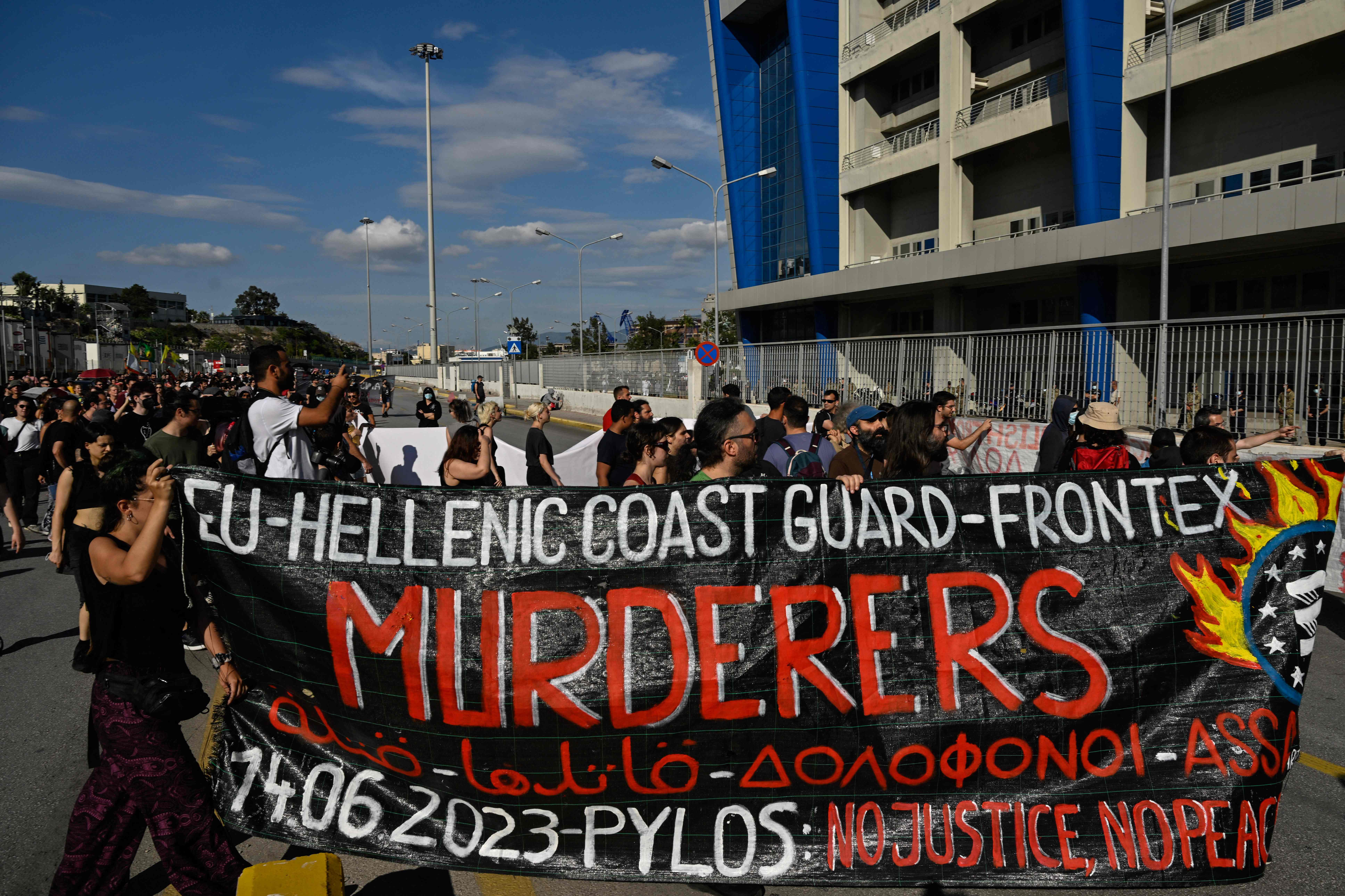 18일 그리스 아테네 인근 피레아스 항구에서 시위대가 유럽연합(EU)과 그리스의 이주민 정책을 비판하는 시위를 벌이고 있다. (AFP)