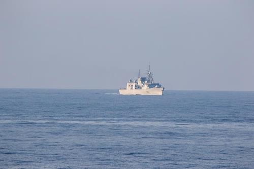 지난 3일, 타이완해협에서 미국 해군 구축함에 접근한 중국 인민해방군 군함 (사진=미 해군 7함대)