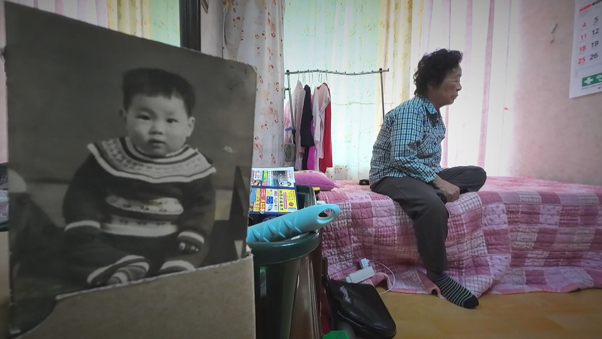 행방불명자 이재몽의 어머니 차초강 씨 (왼쪽은 이재몽의 어릴 적 사진, 2023년 6월 19일)
