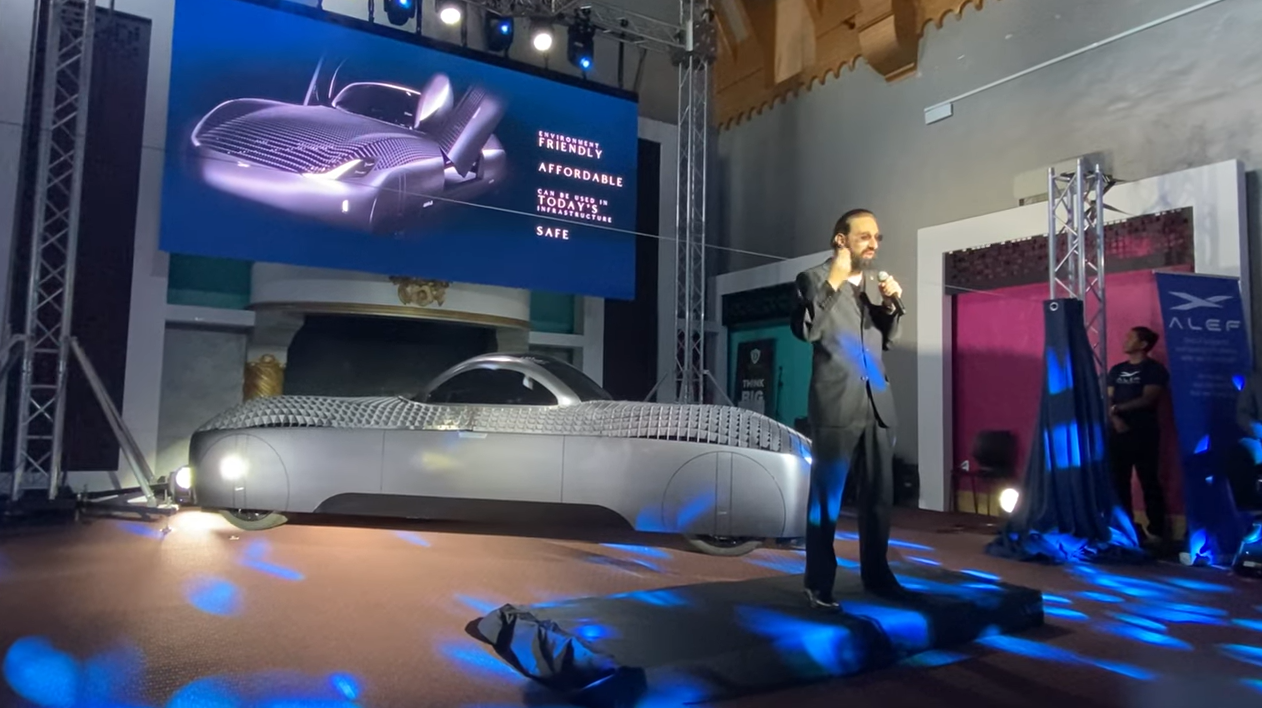 비행 전기차 ‘모델 A’ 를 공개하는 짐 듀코브니 알레프 사 CEO  (2022년 10월 20일)  ( 사진:  알레프 에어로노틱스)