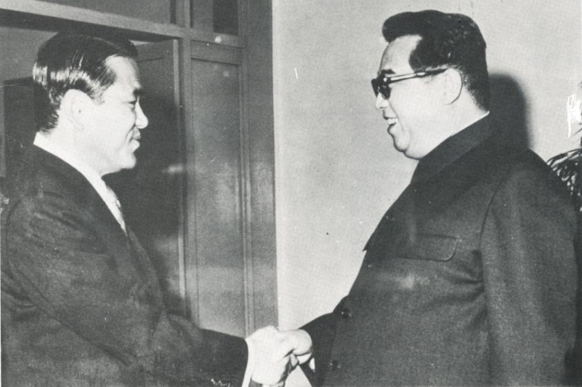 1972년 5월 비밀리에 평양을 방문한 이후락 중앙정보부장(왼쪽)과 김일성 주석이 악수하는 모습 / 통일부 제공