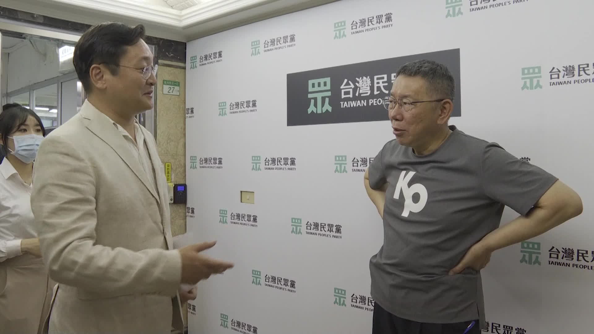 민중당 커원저 총통 후보(오른쪽)가 KBS 조성원 기자와 인터뷰 직전 담소를 나누고 있다. 소탈한 스타일, 현안들에 대한 막힘없는 의견 표명이 인상적이었다. (사진: 이창준 촬영기자)