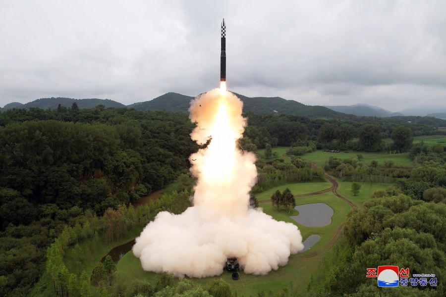 북한 관영매체 조선중앙통신이 지난 13일 공개한 대륙간탄도미사일(ICBM) ‘화성-18형’ 발사 장면