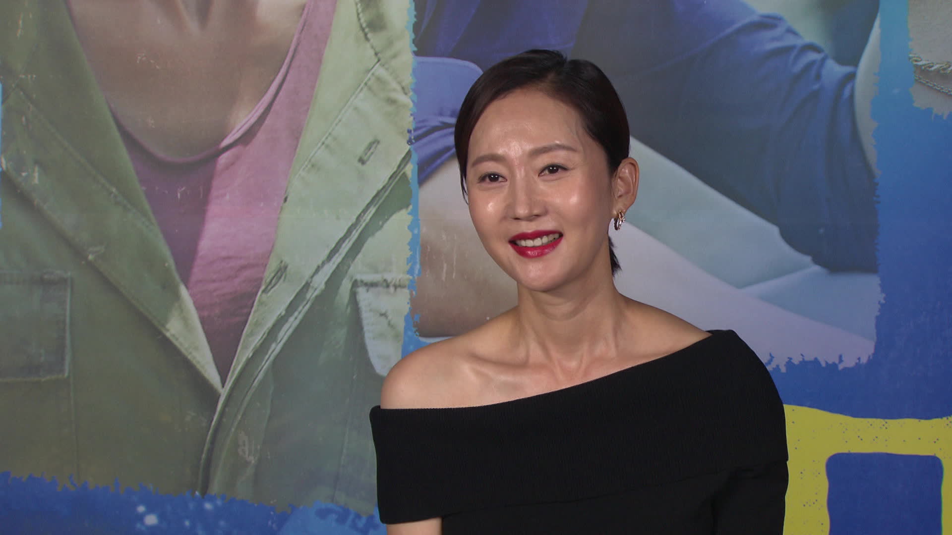 18일 영화 ‘밀수’의 주연을 맡은 염정아 배우가 KBS 취재진과 대화를 나누고 있다.