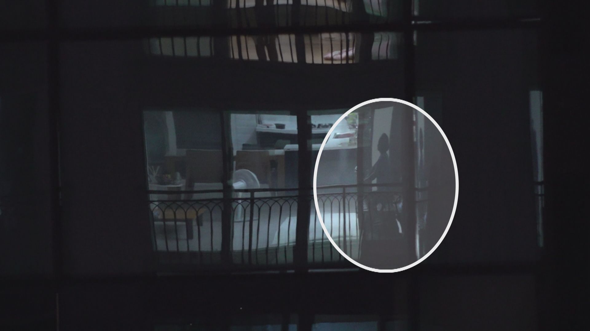 전면 통유리 상가 건물 외벽에 반사된 아파트 내부 모습.