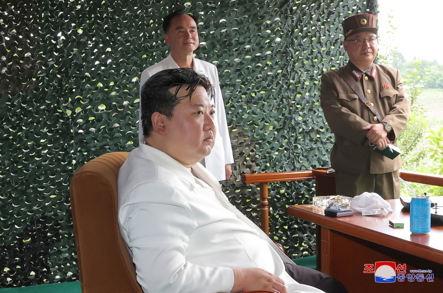 북한 관영매체 조선중앙통신이 지난 13일 공개한 김정은 북한 국무위원장의 모습.