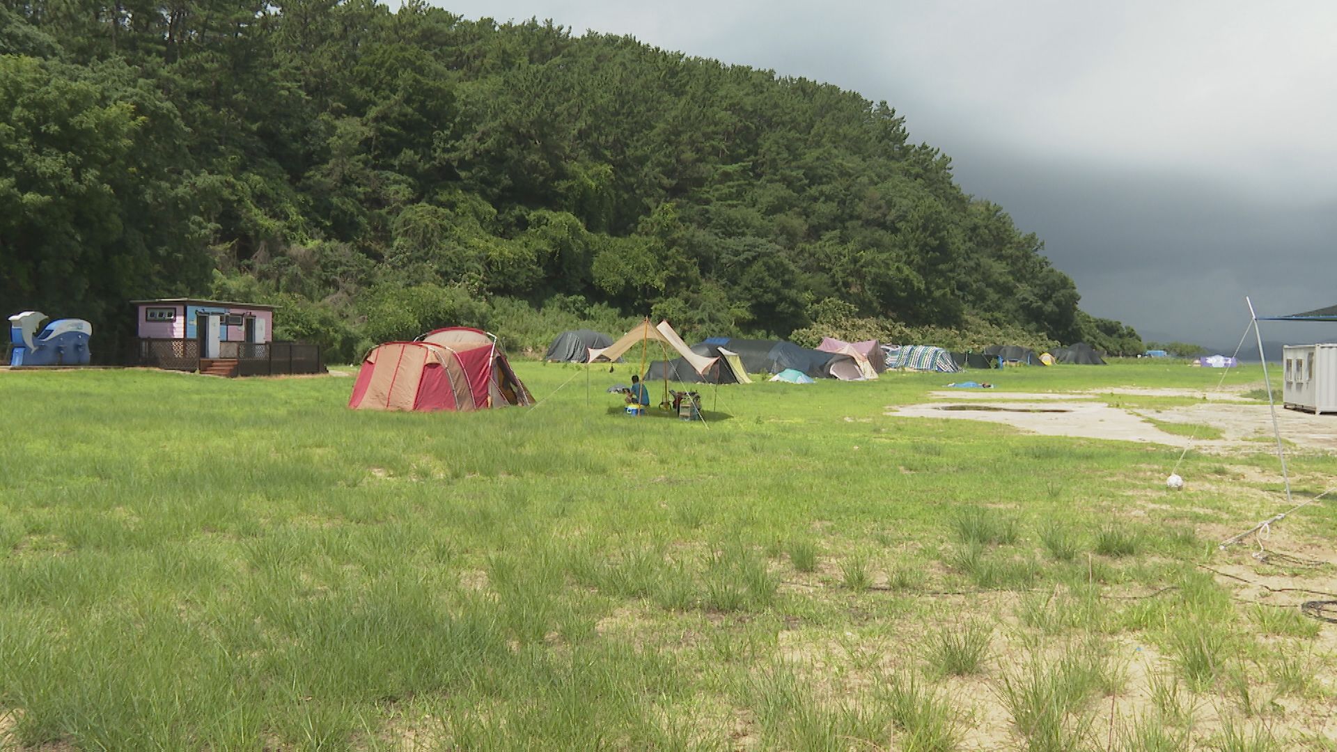 경남 창원시 진해구 ‘소쿠리섬’에 있는 ‘알박기 캠핑’ 텐트.