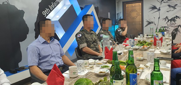 지난해 8월 조선대학교 학군단 총동문회 임원단의 김진철 당시 제9사단장 격려 방문 만찬(가운데 군복이 김진철 소장)
